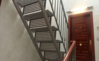 Serralleria Segre Andorra fabriquem i col·loquem escales de ferro i xapa en qualsevol tipus de disseny i geometria. Utilitzant materials de qualitat, resistents i segurs. Destaquem un ampli ventall de xapes entre les quals: