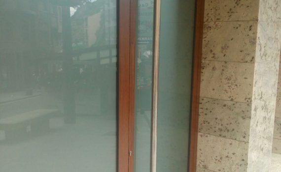 Fusteria d'alumini, alumini corbat i vidre, per portes, finestres, sostres, protecions solars, terrasses per bars i altres tancaments a Andorra. Exemple de porta d'acces a Consultori Medic.