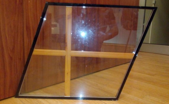 En comparació al vidre simple, el vidre doble o de càmera –també anomenat vidre climalit– constitueix un excel•lent aïllant tèrmic i acústic, amb estalvis que superen el 50%.